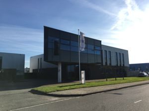 Energielabel voor bedrijfspand aan de Kieler Bocht in Groningen.