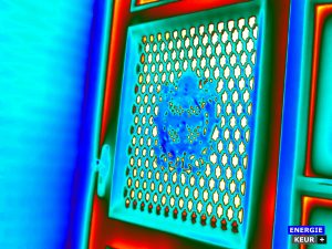Gebouw thermografie toont warmteverlies bij enkel glas
