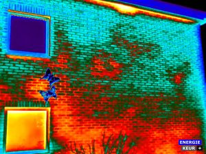 Thermografie bij een woning met isolatiegebreken en vochtproblemen in Delfzijl