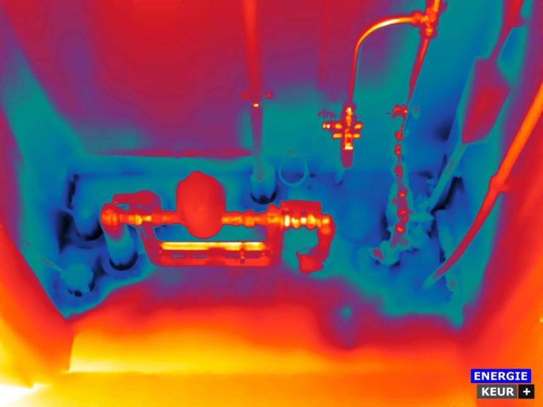 Thermografie toont warmtelekken bij een woning in Hoogezand